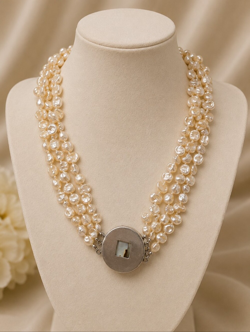 Vintage Three-Strand Freshwater Pearl Necklace with Mother-of-Pearl Clasp - Picture 4 of 4